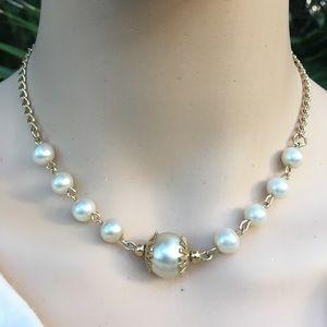 VINTAGE FAUX PEARL NECKLACE